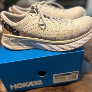 W Arahi 4 size 8.5. Worn mainly with scrubs.